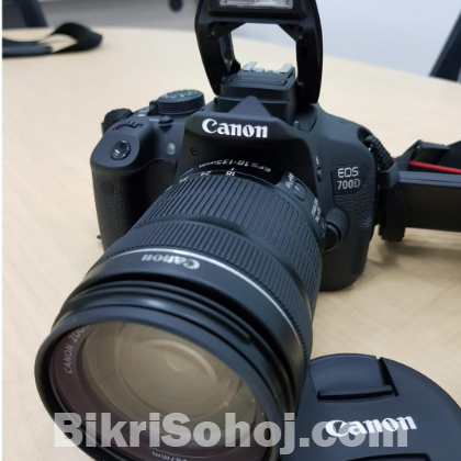 DSLR CANON 700D WITH 75-300MM ZOOM LENS